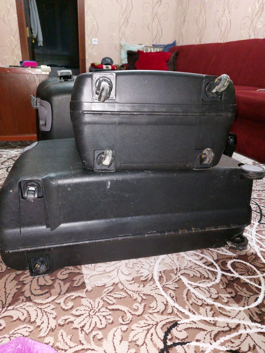 Набор чемоданов на колесиках