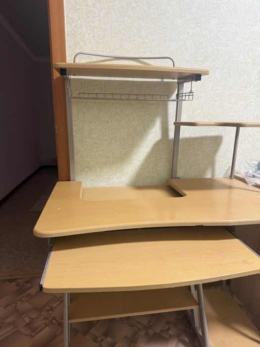 Продам компьютерный стол