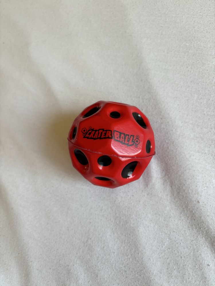 Червен crater ball