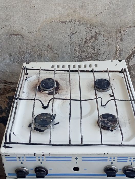 Gaz plita sotiladi , holati oʻrta , chaqa chuqalari bor 400000