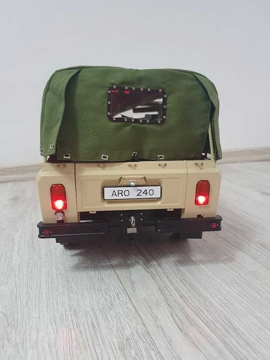 Vand macheta ARO 240 la scara 1:8