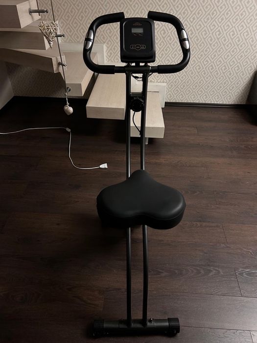 Bicicletă de interior, ideală pentru antrenamente acasă