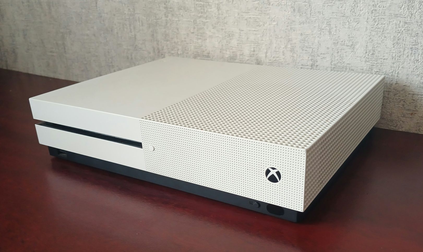 XBOX ONE S 500гб +5 игр на аккаунте