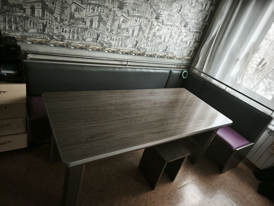 Продам стол кухонный с диванчиком