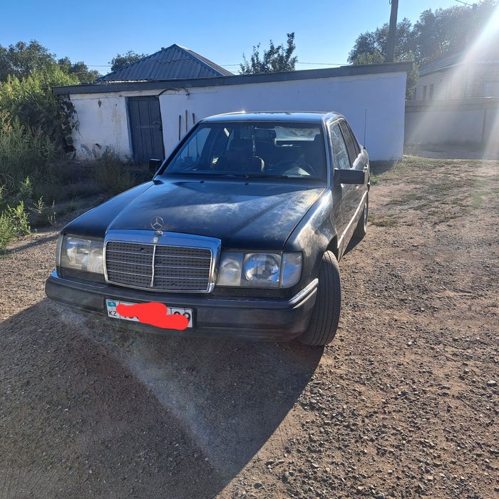 Машина Mercedes 124