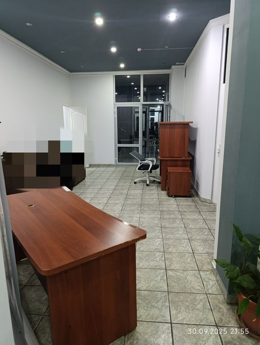 Продается стол и один тумбочка. Цена договорная