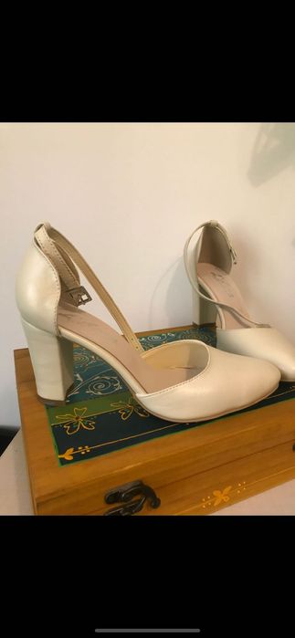 Pantofi din piele, cu toc, eleganti, crem, cu bareta, marime 36,5