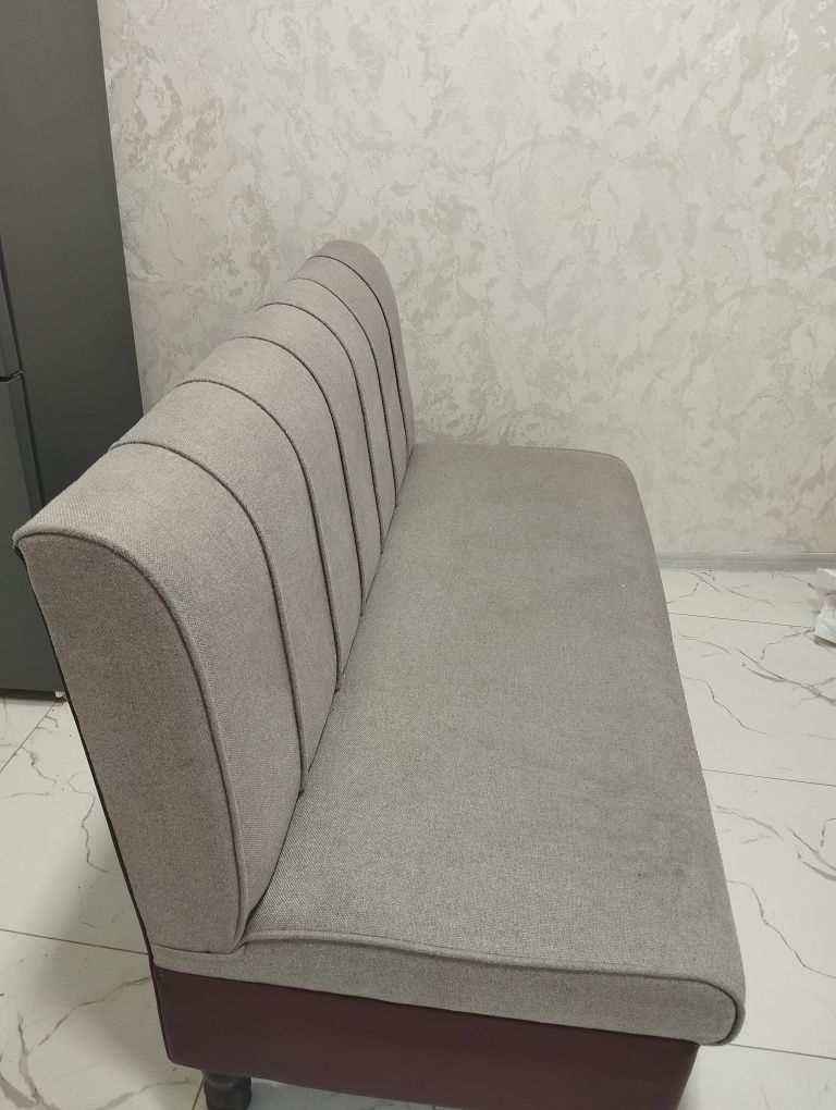 2 ta divan bora. Bittasi 1.5 m ikkinchisi 2.40