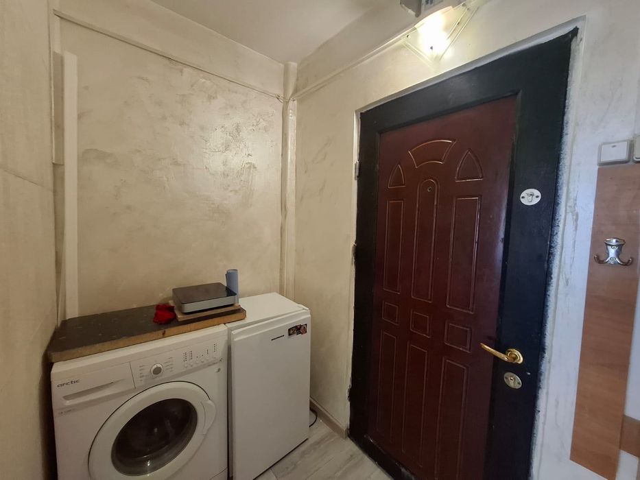 Închiriez garsonieră zona Podu Roș, Piața Nicolina, 200€