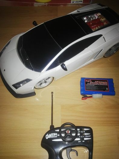 Masina radio comanda Maisto Lamborghini Gallardo alb perlat scala 1/10