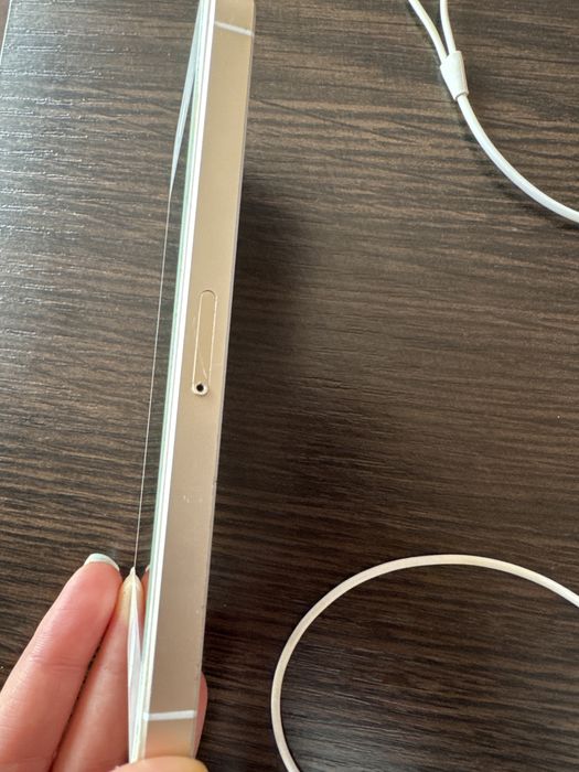 iPhone SE 32GB – Rose Gold + аксесоари