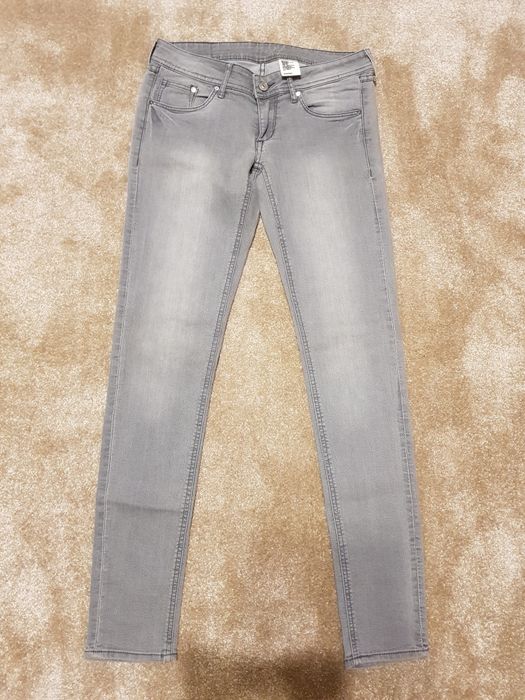 10 pantaloni tip blugi