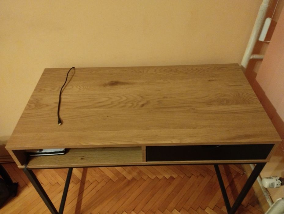 Продавам много удобно и компактно бюро