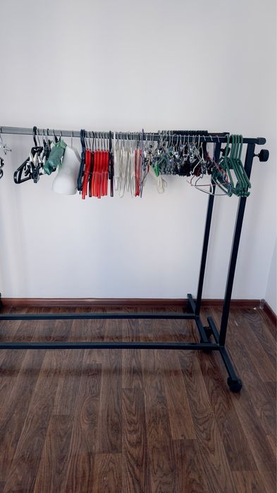 Темірден жасалған жылжымалы киім ілгіш, Гардероб на колесиках