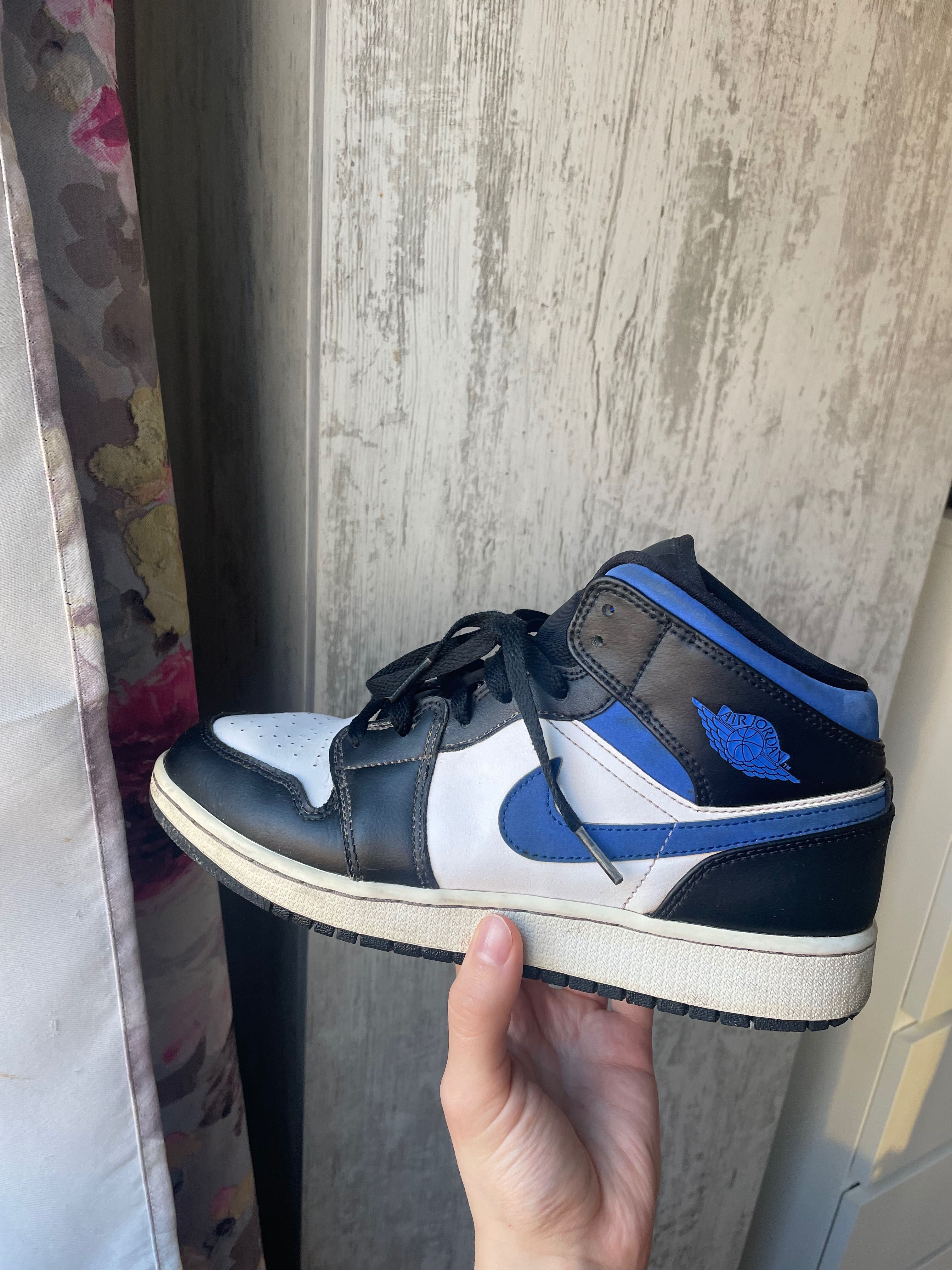 Jordan 1 Mid
White Black Racer Blue