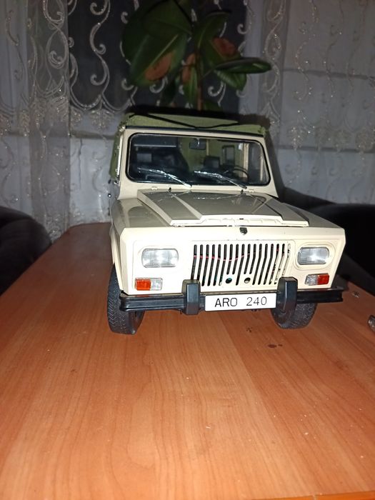 Vând ARO240 macheta