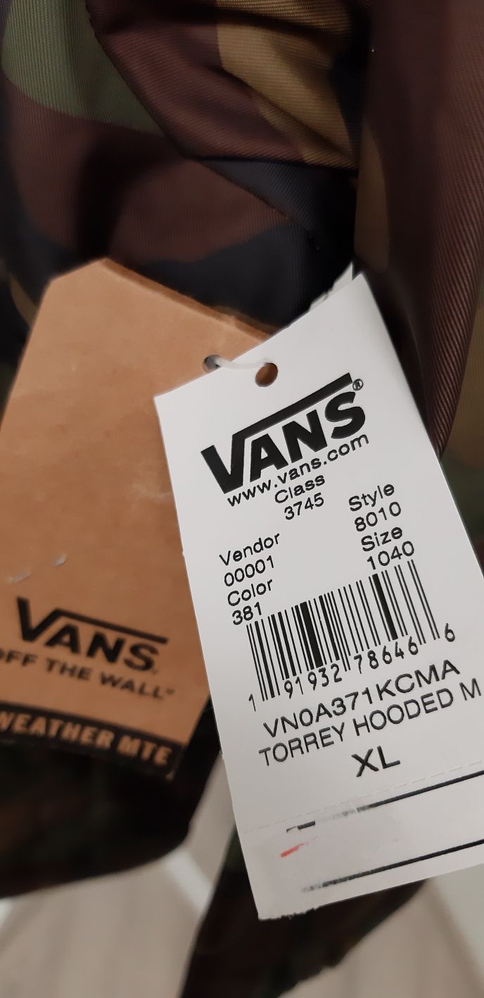 Яке оригинално ново VANS,тип " ветровка " ,размер XL,,