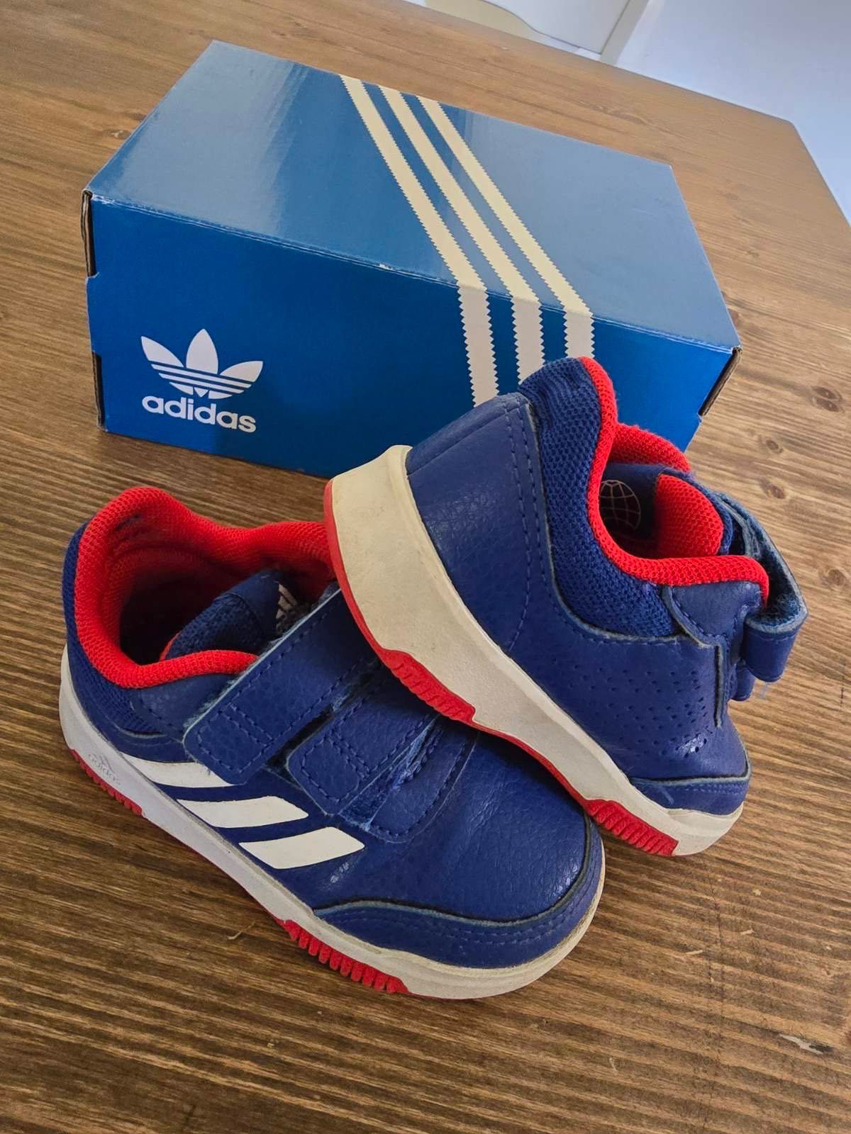 Оригинални обувки Adidas, номер 22