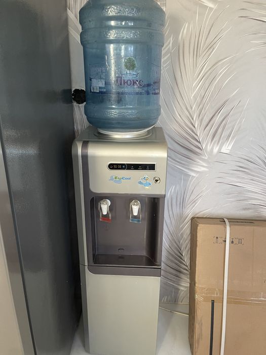 Продам диспенсер кулерный для воды