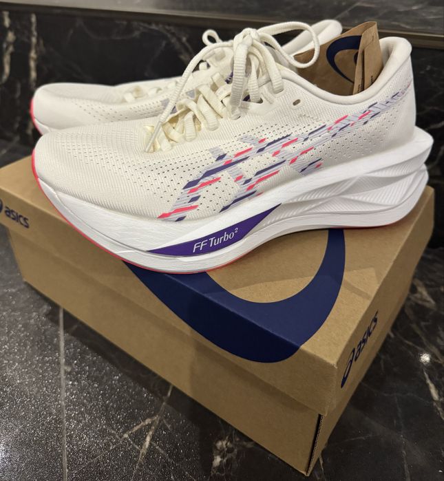Дамски маратонки Asics- с етикет