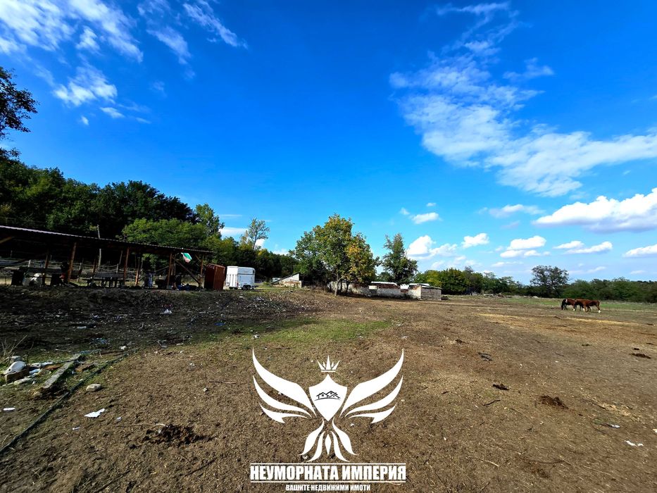 Продавам обор, краварник, склад 1303кв.м. и земя 24727кв. с.Долнослав