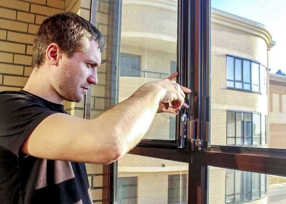 Замена уплотнителя фурнитуры  Ремонт ПВХ окон и дверей akfa +москитные