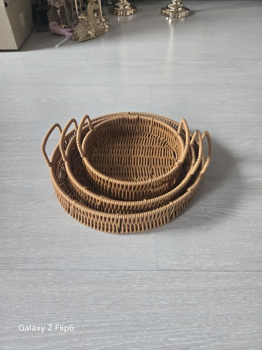 Кръгъл ратанов поднос/кошница за сервиране

Плетен поднос с дръжки, ид