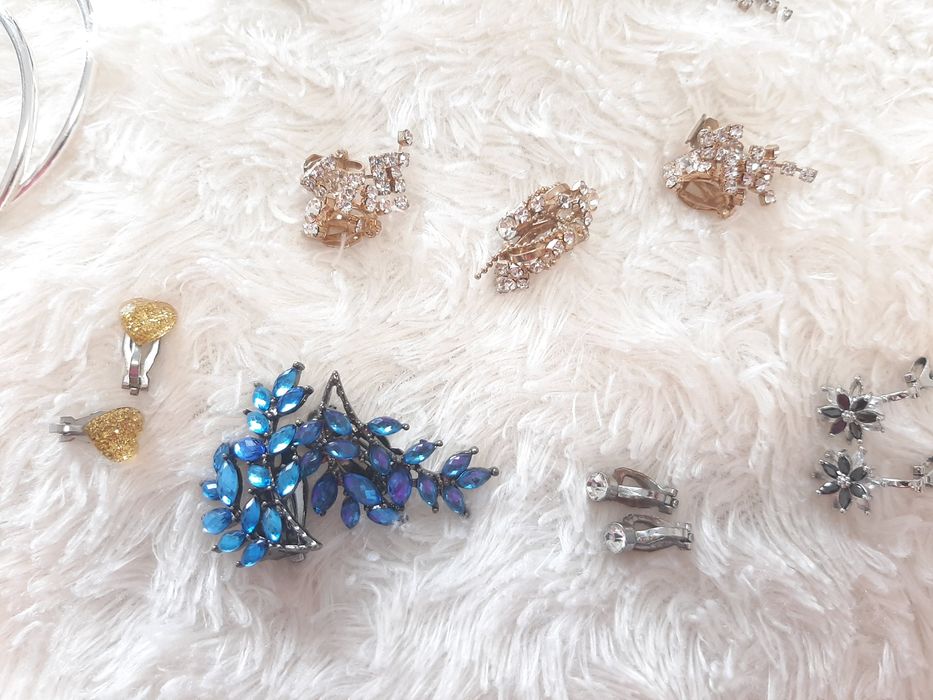 Vând Set colectie 11 cercei clipsuri + 4 inele și o brățară