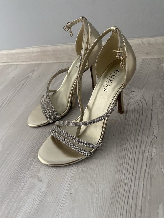 Sandale Guess deosebite