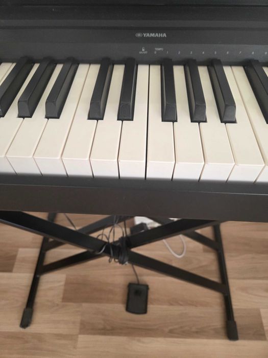 Orga 8 octave Yamaha cu stativ si pedala incluse