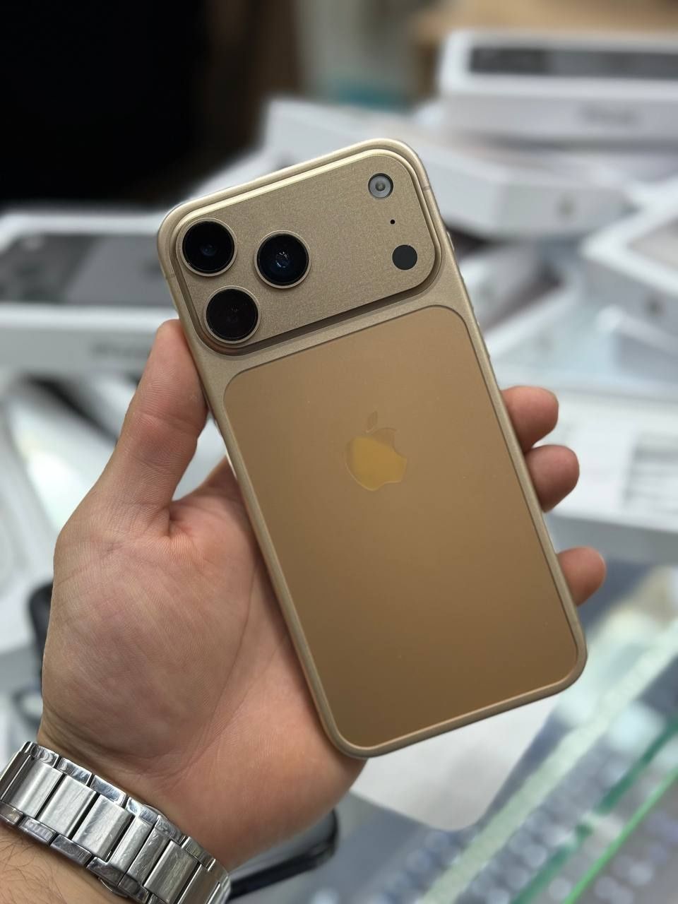 Apple 17 pro. 1 г