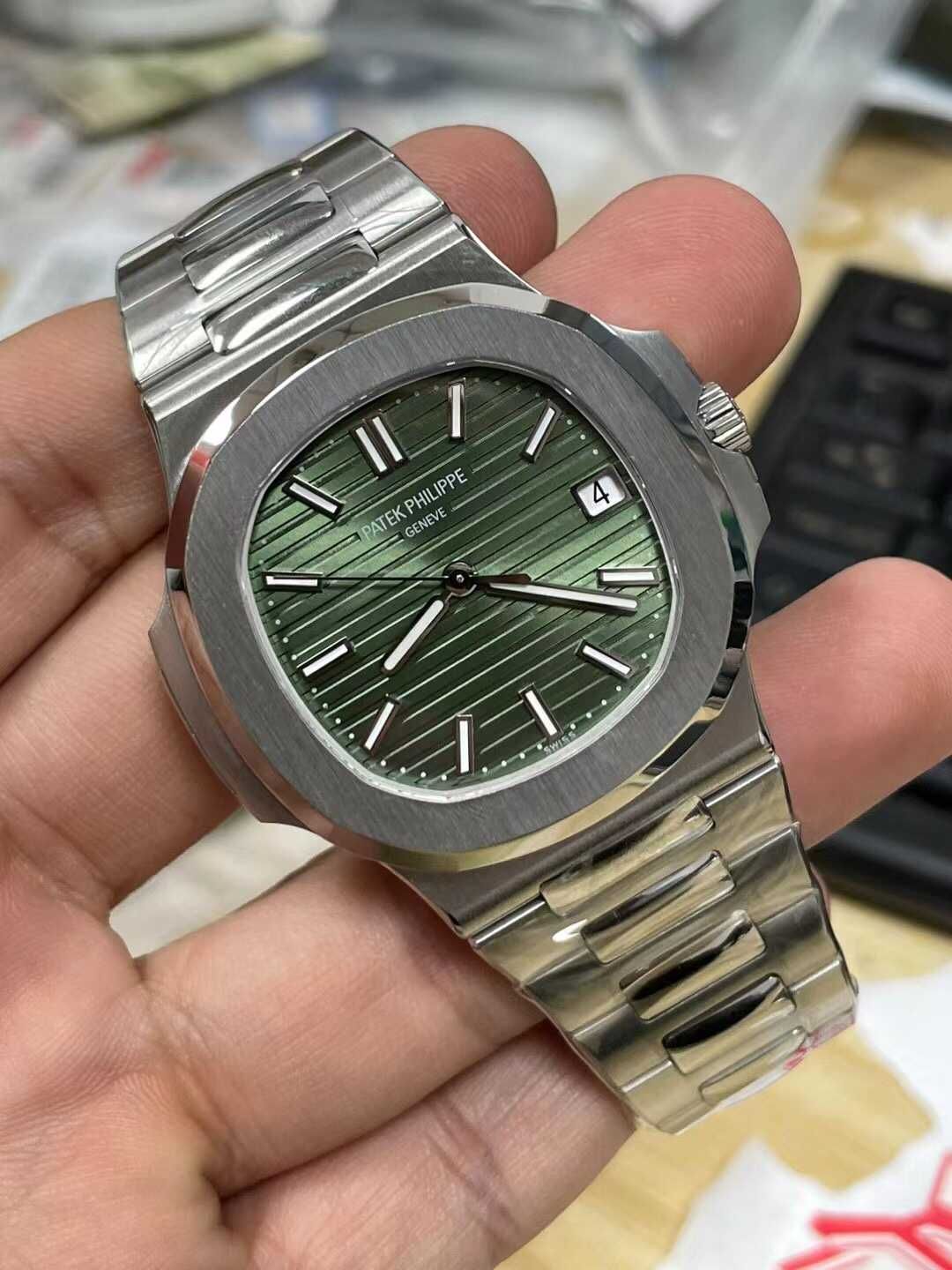 Часовници Patek Philippe Nautilus сребристо-зелено