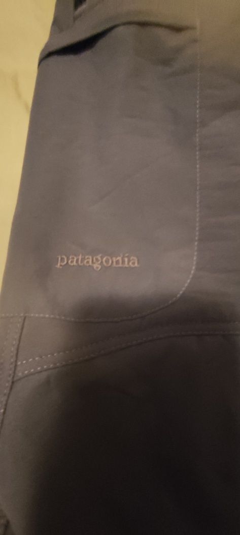 Vând pantaloni Patagonia