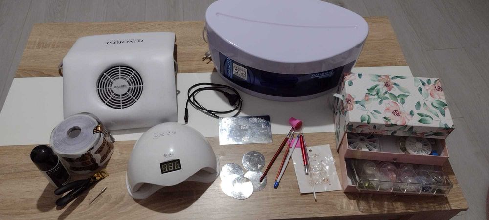 Vând kit manichiură