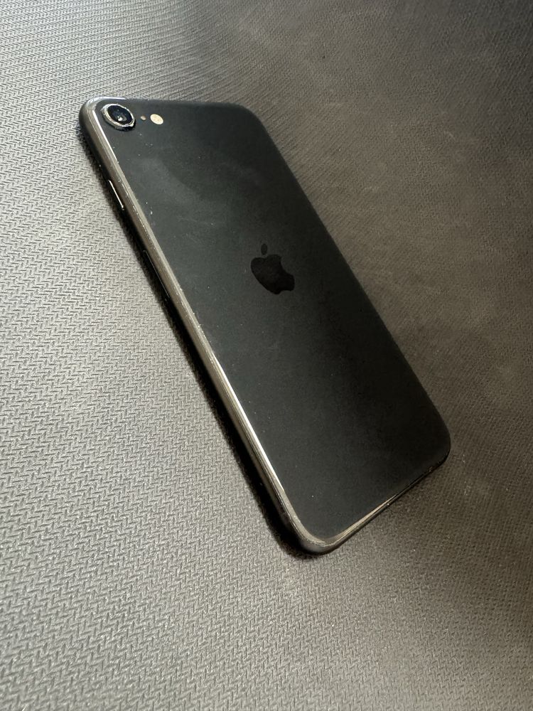 iPhone SE (2020) 128gb - заключен с iCloud, в отличен външен вид