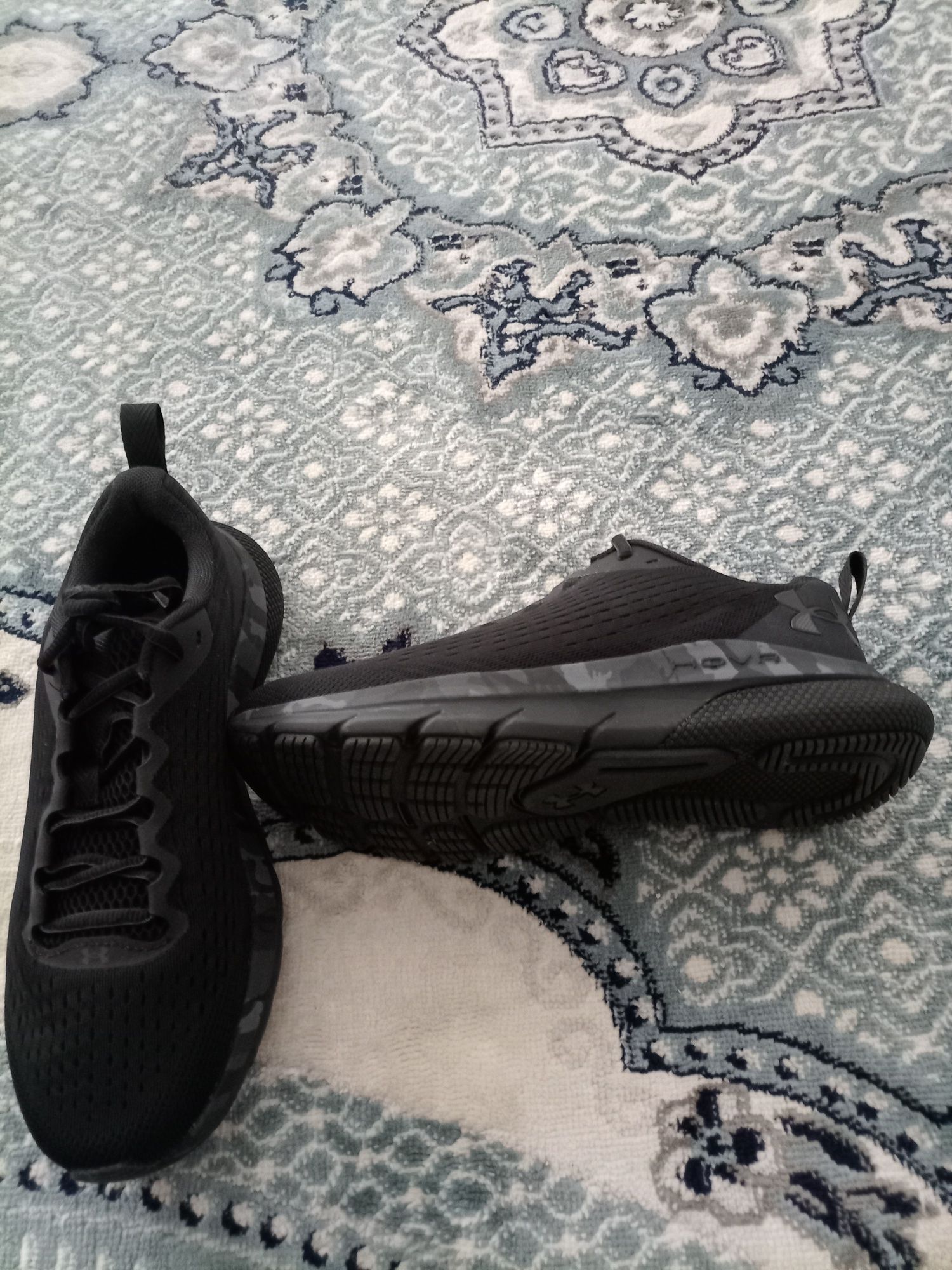 Кроссовки UNDER ARMOUR р.40 продам
