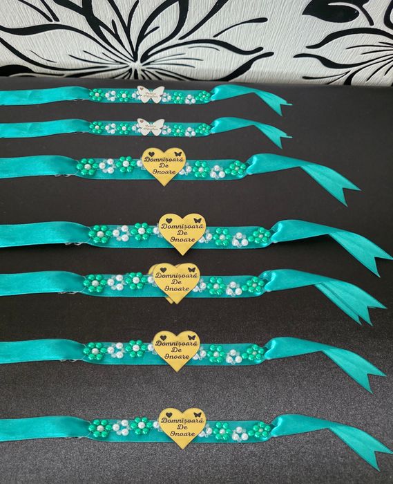 Brățări si cocarde personalizate