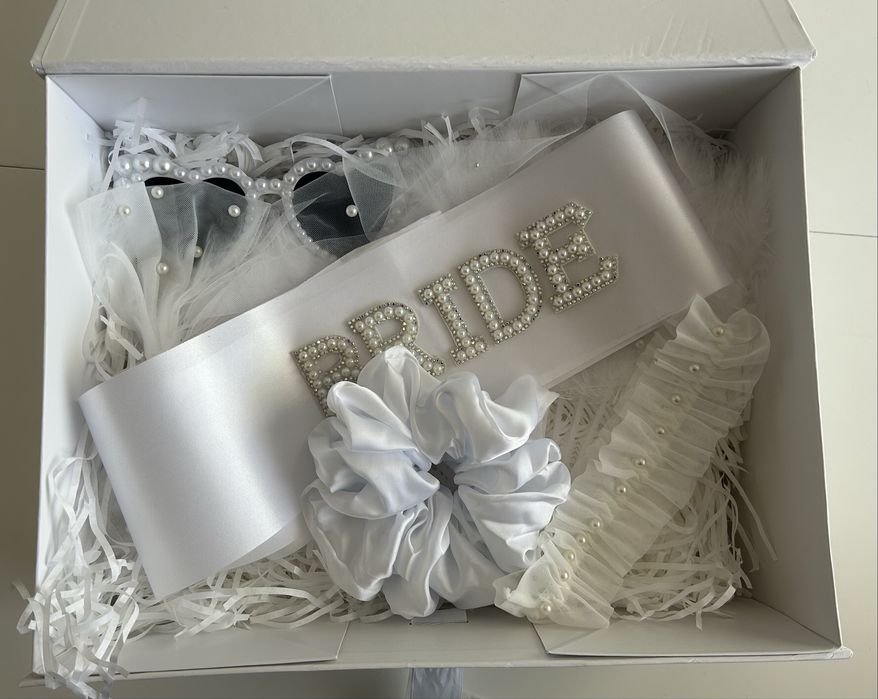 Кутия с аксесоари за булка