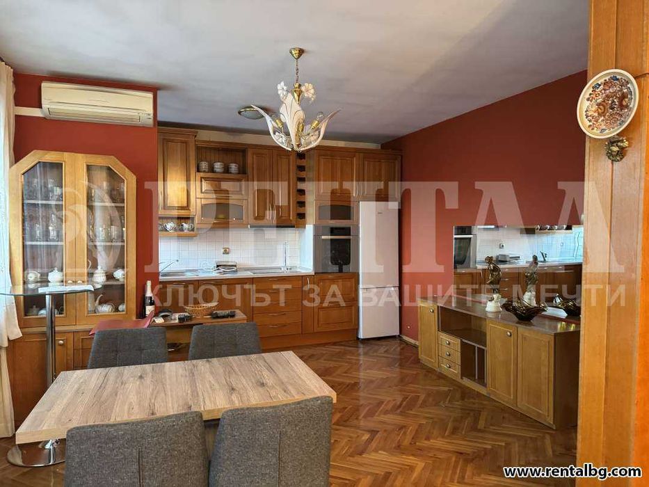 Дава се под наем Тристаен апартамент в Пловдив, Център - 120 кв.м за 612 € - Снимка #1