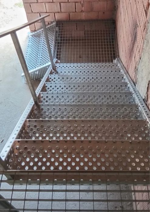 Scări metalice zincate