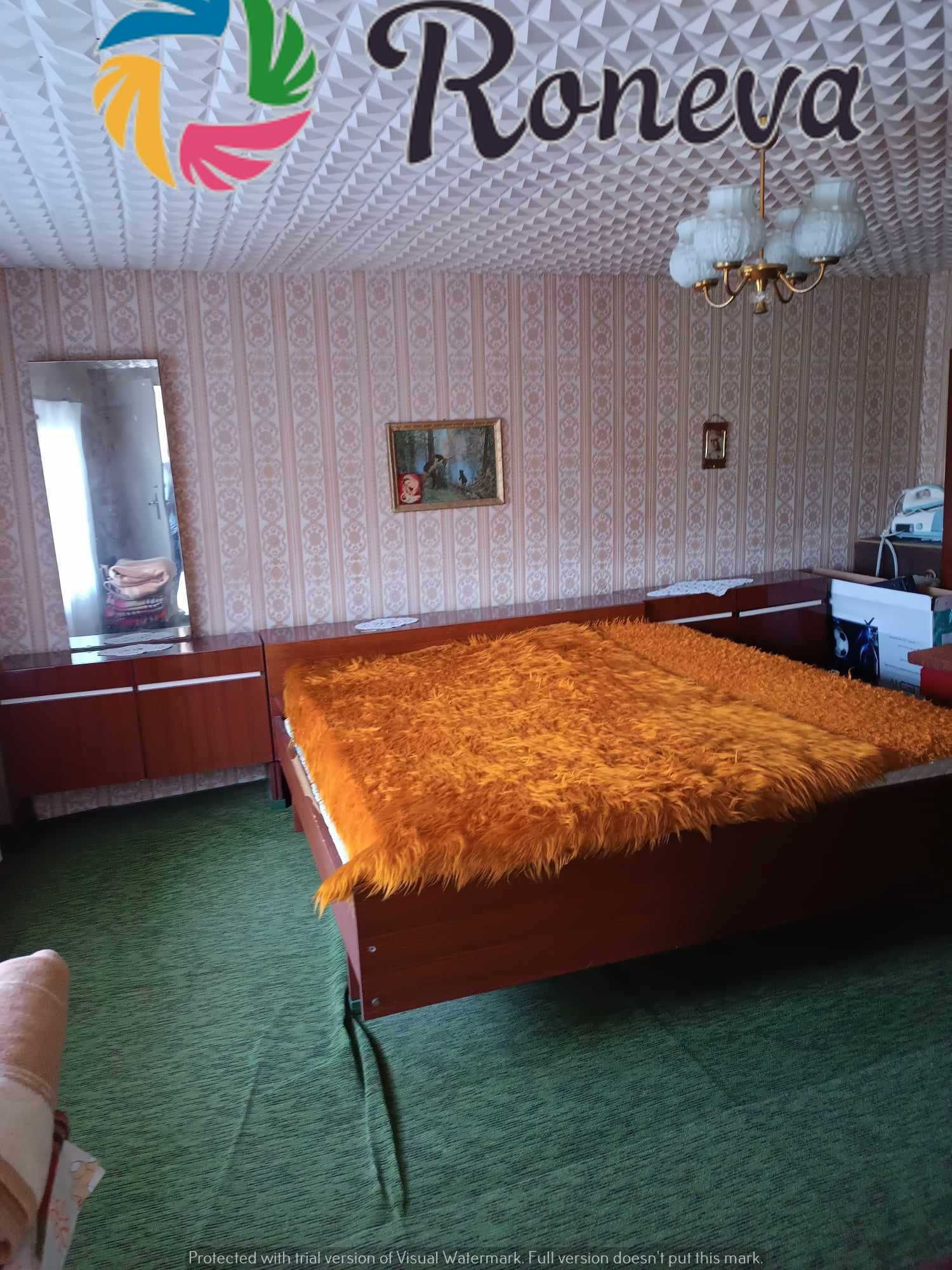 Дворно място с къща и гараж