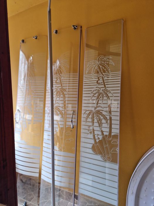 Cabina de dus cu cadita