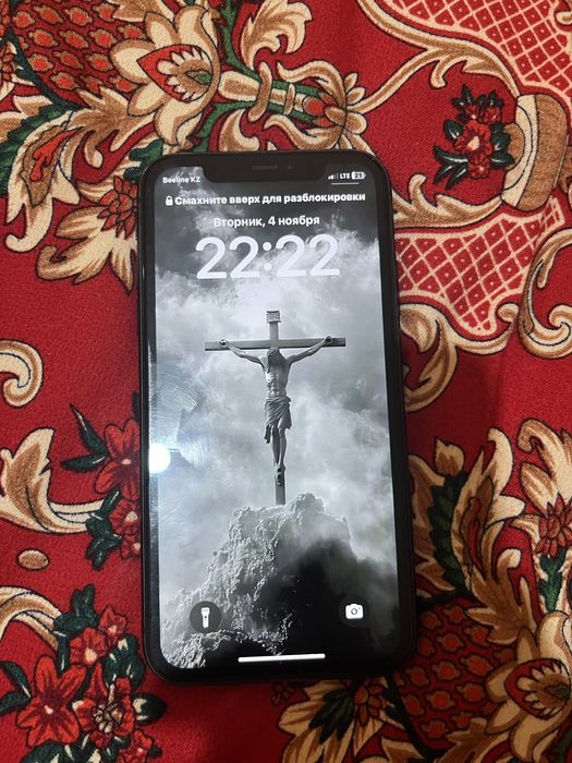 Айфон 11 бір қолда болған