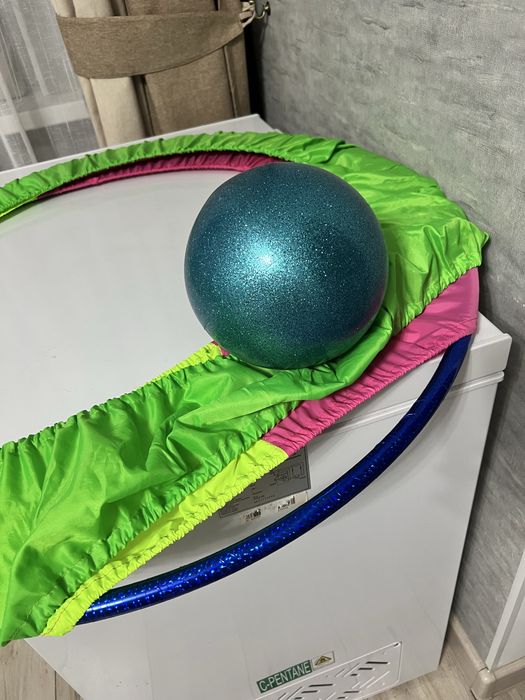 Обруч и мяч , для занятий гимнастки