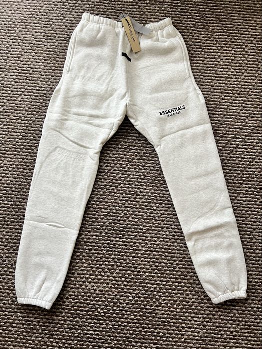 Vând compleu essentials hanorac+pantaloni