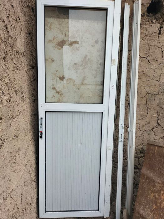 Akfa eshik ishlatilgan ramkasi echilgan.