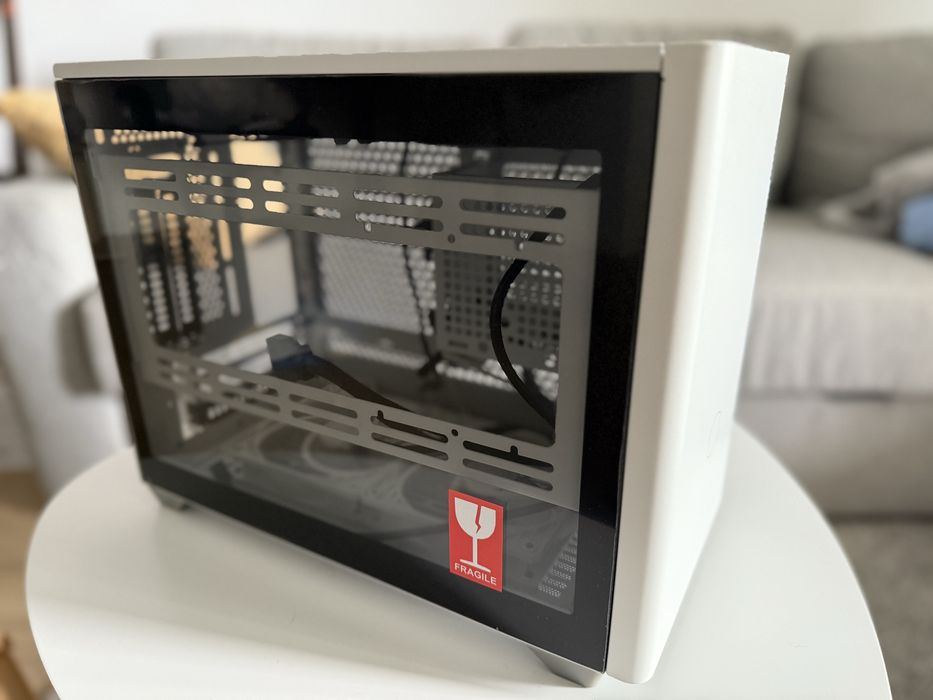 Carcasa Cooler Master NR200P mini ITX mesh + tempered glass panel