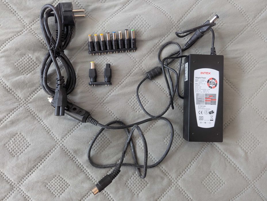 Универсален адаптор за лаптопи с преходник за кола