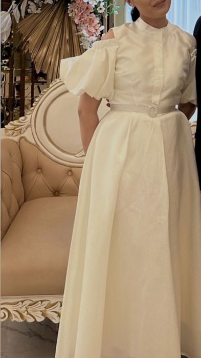 Нарядное длинное платье в молочном цвете