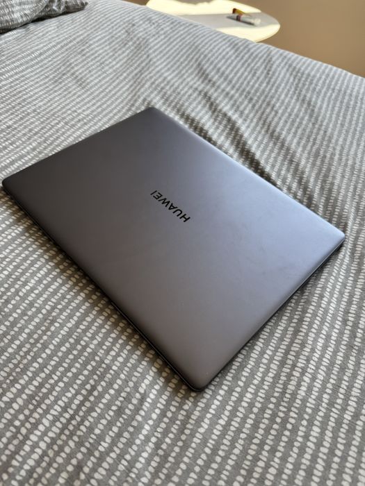 Huawei MateBook 13 – Ryzen 5, 8GB RAM, SSD rapid – Elegant și ușor